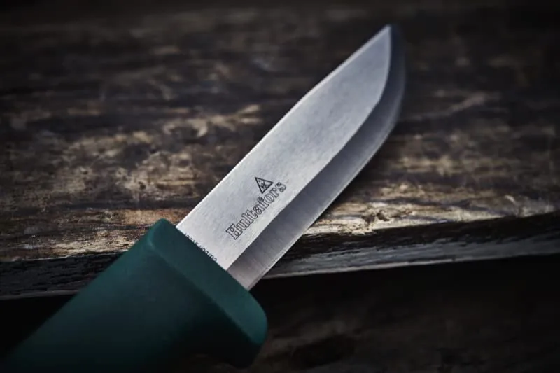 Cuchillo de Supervivencia Hultafors GK 380020: Hoja Fija de Acero al Carbono para Exteriores, Mango Ergonómico y Funda Resistente - Ideal para Camping
