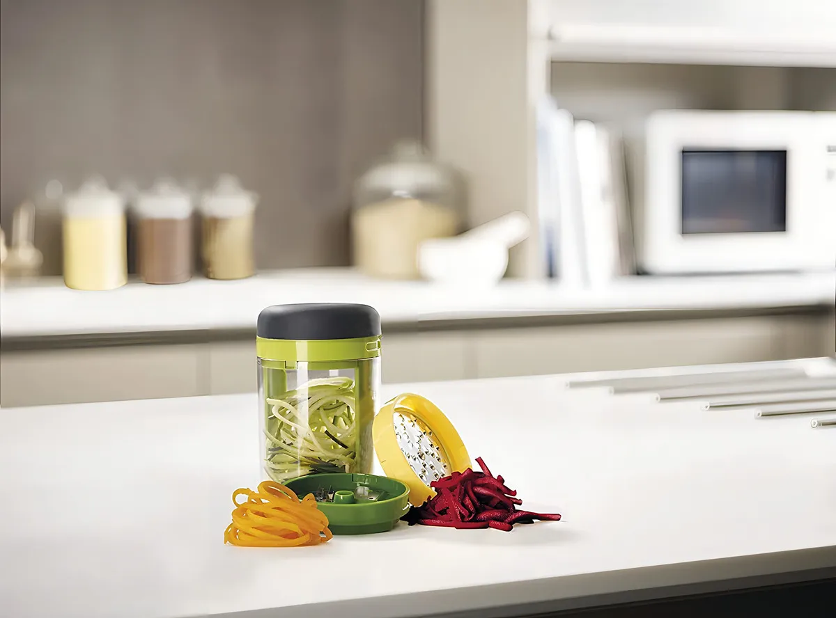 Rallador/Esparcidor de Queso Joseph Joseph: Rociador Manual para Queso, Diseño Ergonómico, Fácil Limpieza, Ideal para Espolvorear y Decorar Platillos