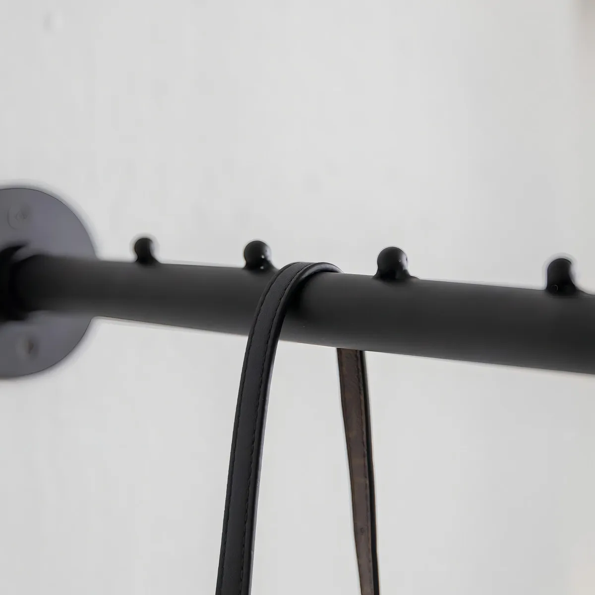 Barra Industrial de Ropa para Pared COLG: Modelo Premium en Acero Reforzado, Diseño Vintage y Capacidad Superior, Ideal para Tiendas y Hogar - ¡Resist