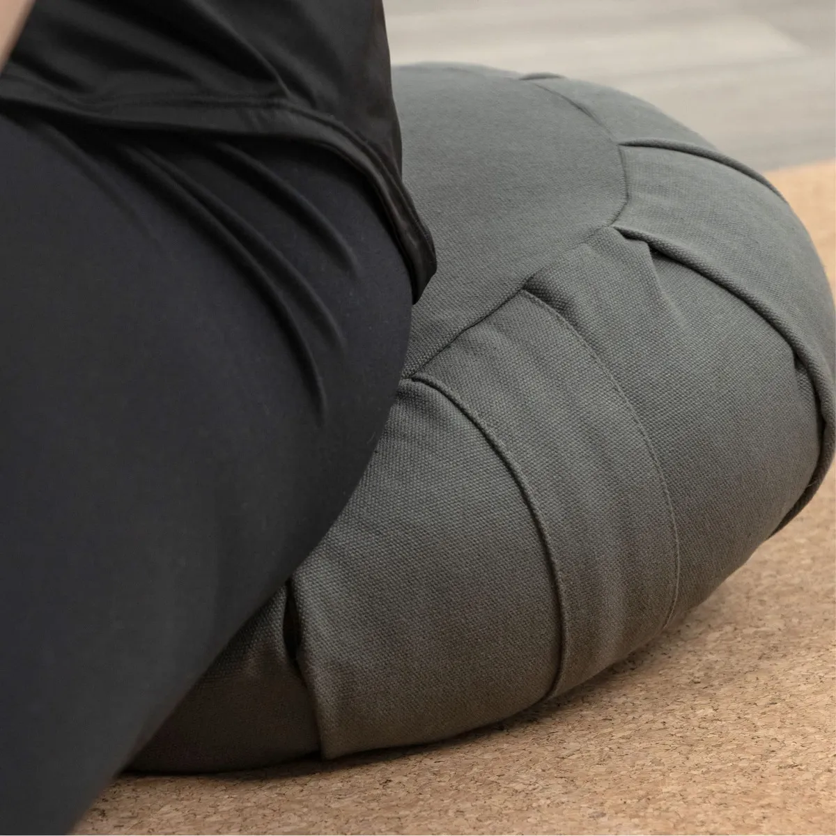 Cojín de Meditación Yoga Marca 'Serenidad': Modelo 'ZenFlow' con Funda Lavable, Relleno de Trigo Sarraceno Orgánico, Ideal para Posturas Cómodas y Pro