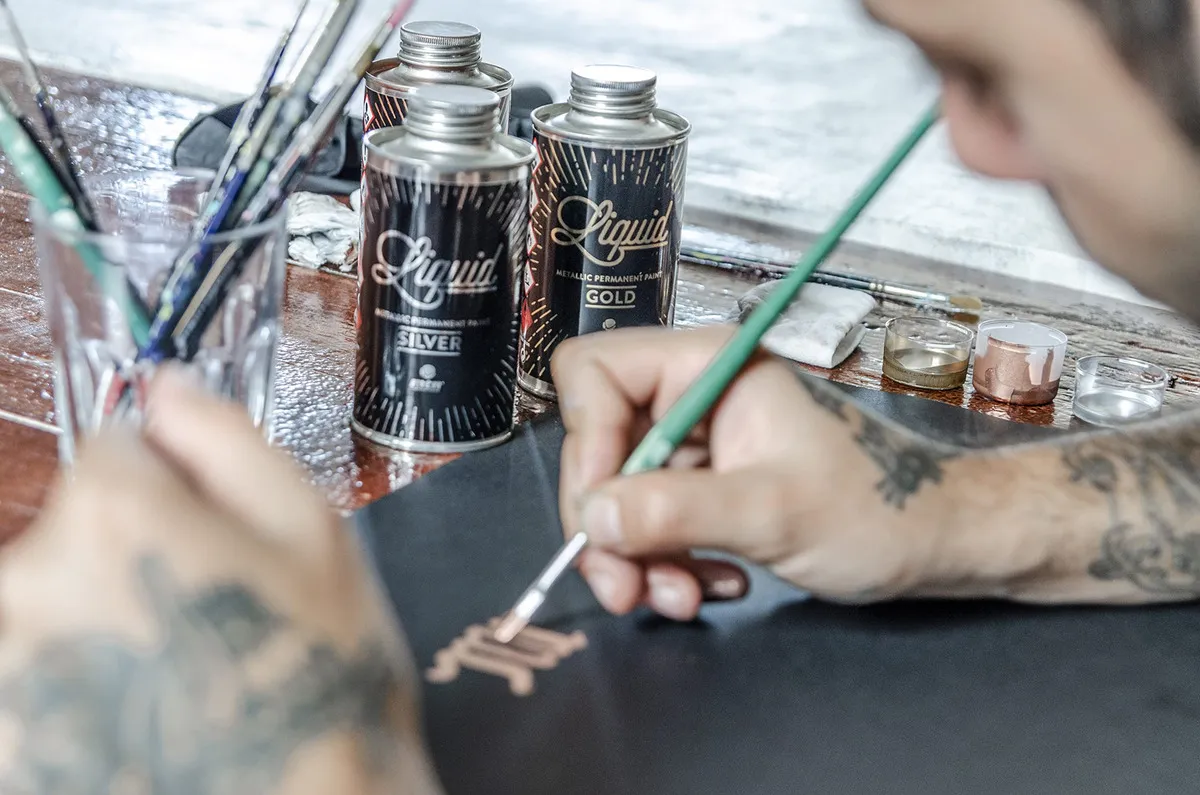 Pintura en Aerosol MTN Liquid Plata: Acabado Metálico Brillante para Graffiti y Arte Urbano Profesional. Cobertura Superior, Secado Rápido y Alta Resi