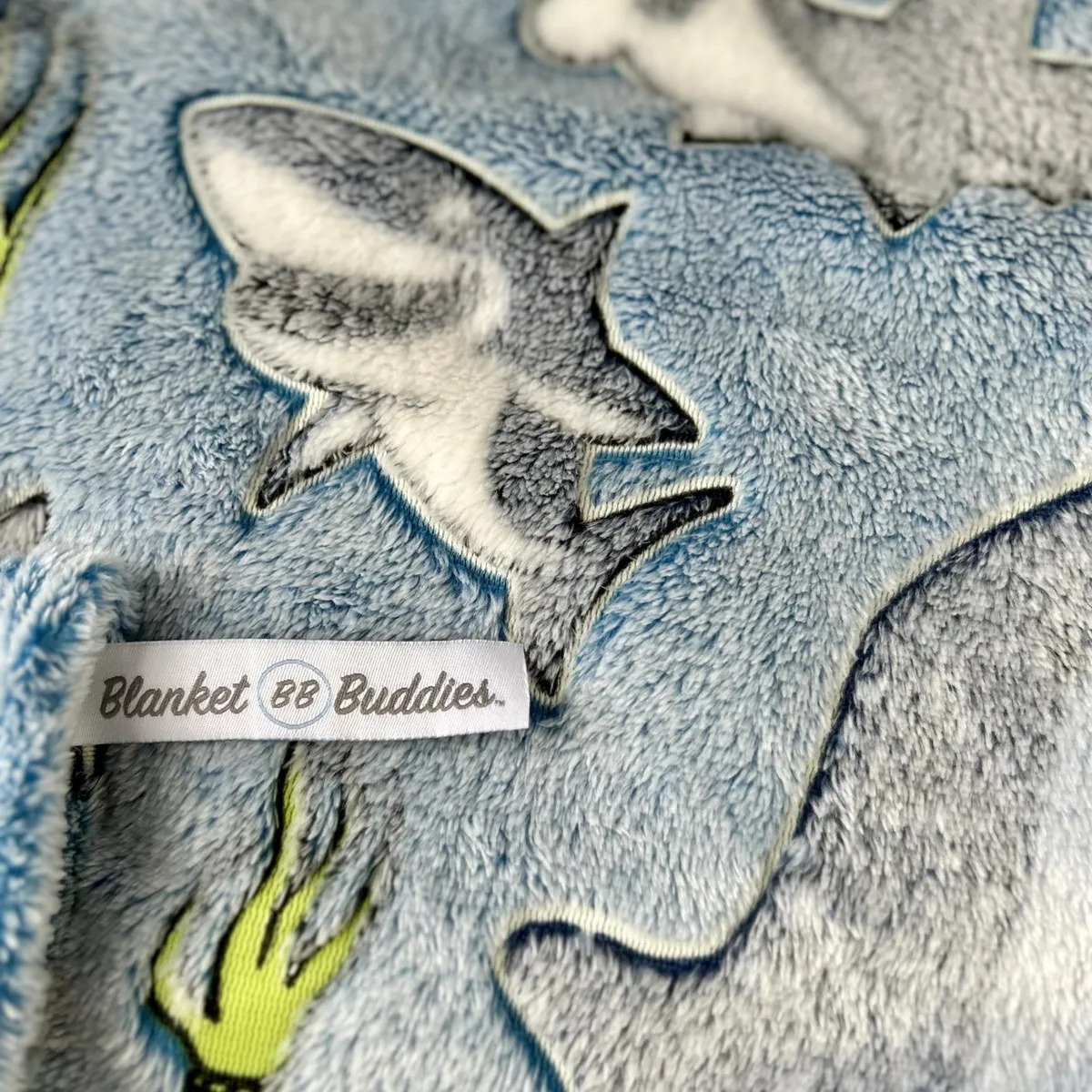 Cobija de Tiburón que Brilla en la Oscuridad - ¡Suavidad y Confort Máximos! Marca X-Dream, Modelo SH-100, Ideal para Niños y Adultos. Perfecta para No