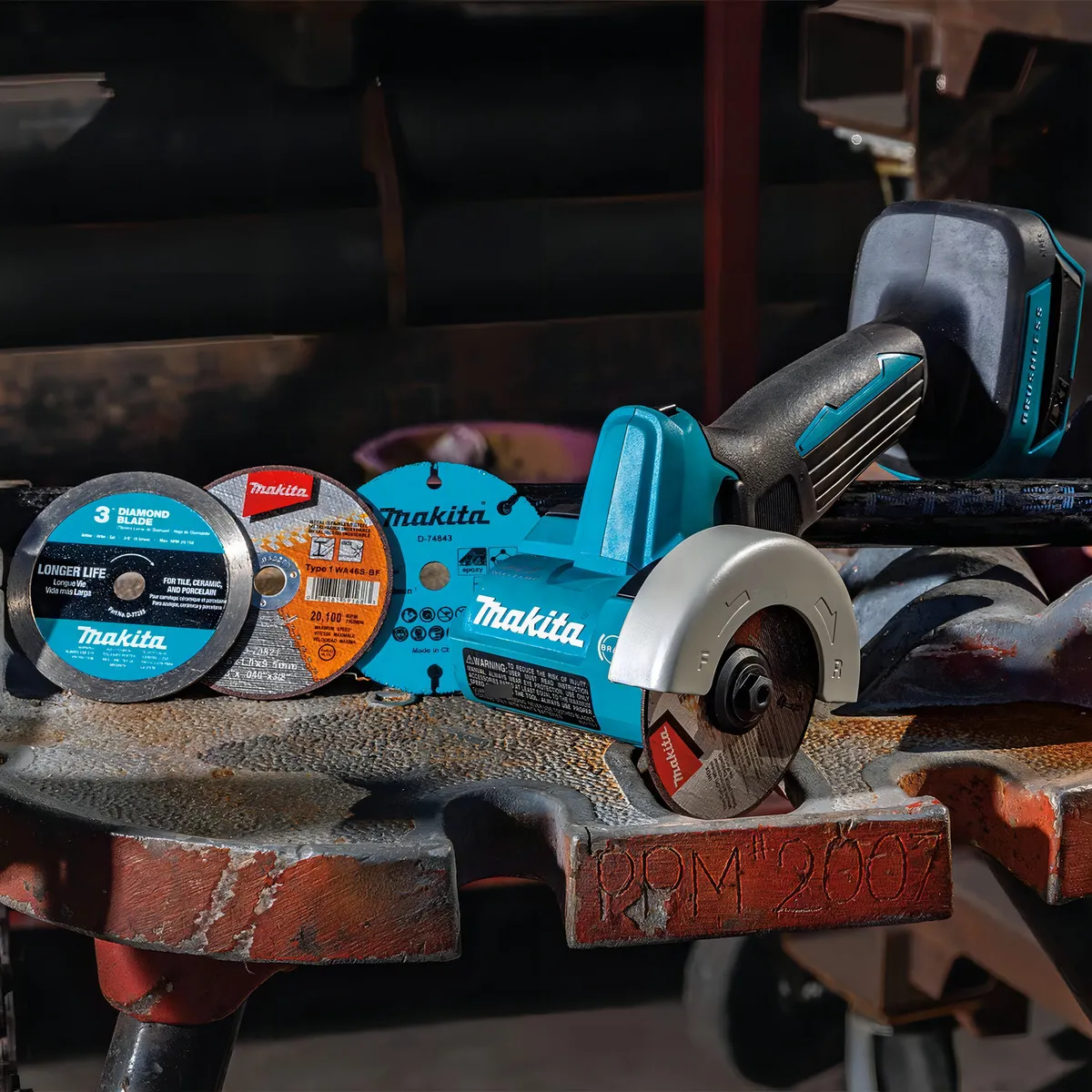 Sierra de Corte Inalámbrica Sin Escobillas DeWalt 18V: Potencia Extrema, Precisión Superior, Corte Rápido y Fácil para Madera y Metal - Modelo DCS356B