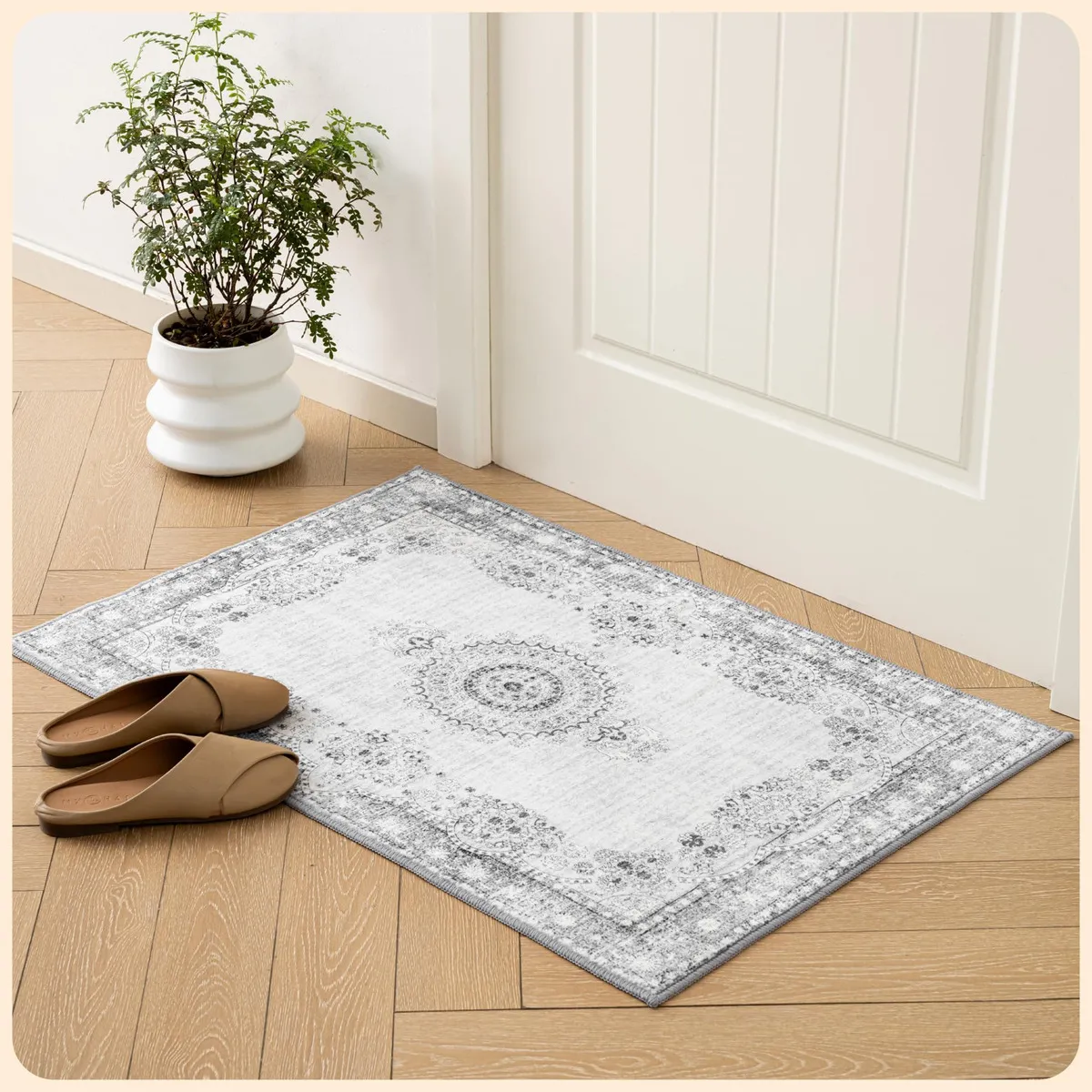 Alfombra Moderna Lavable Gris con Detalles Dorados Marca 'Casa & Confort': Diseño Antideslizante para Sala, Fácil Limpieza y Elegancia Duradera