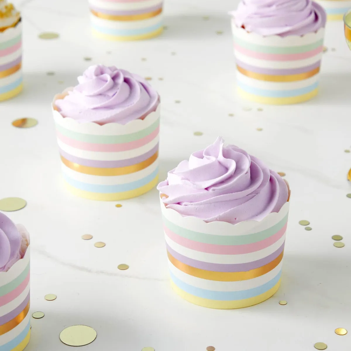 Moldeado Perfecto: 50 Forros Grandes para Magdalenas de 5.5 cm, Marca 'Hornear Con Amor', Diseño Antiadherente, Horno Seguro, Ideales para Repostería