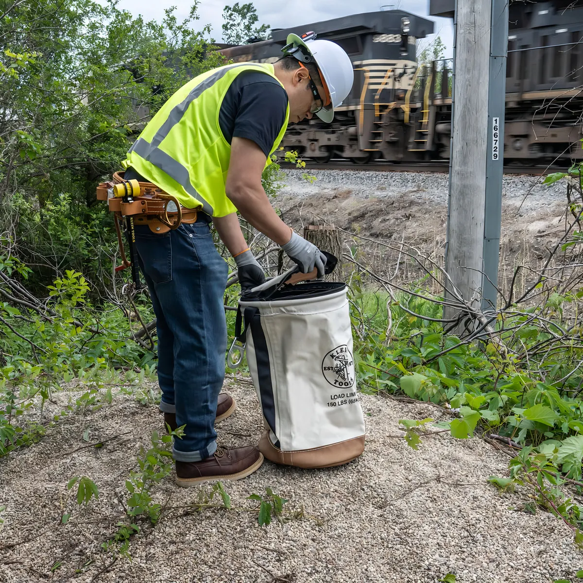Cubo de Cierre Superior Reforzado de Lona Marca ToughBuilt Modelo TB-CT-101-22, Capacidad 150 Libras, 22 Pulgadas – Durabilidad y Organización Extrema