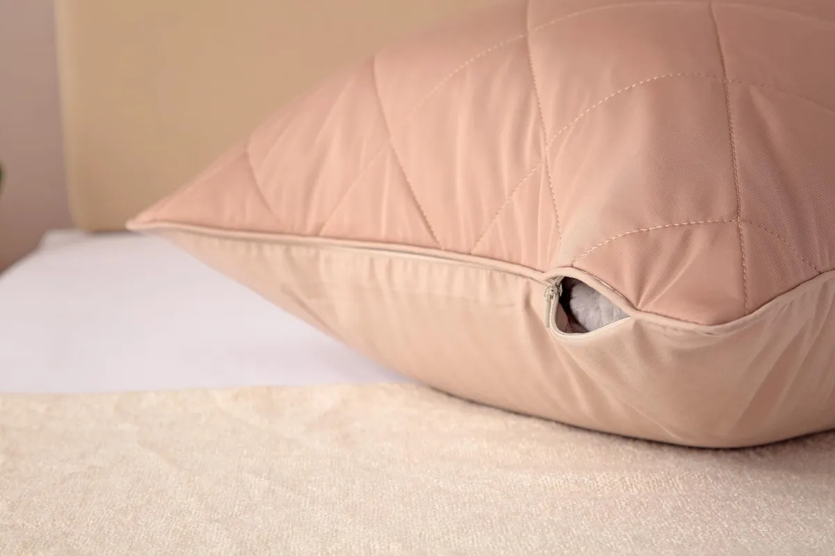 Funda Acolchada para Almohada de Cuerpo Individual SleepJoy® con Cierre: Confort Premium, Transpirable y Lavable a Máquina – Modelo Deluxe para Mayor