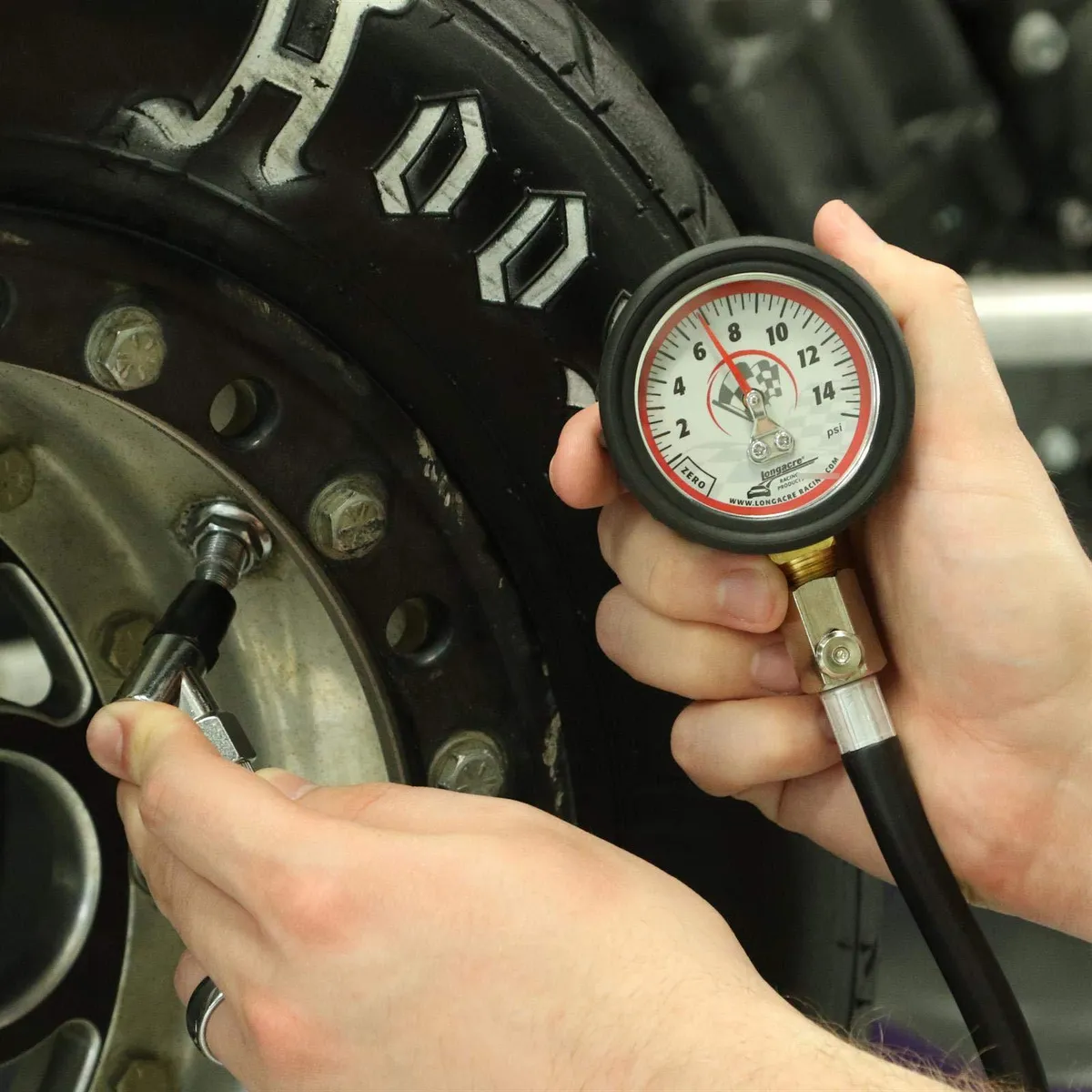 Manómetro Analógico Truper 5.1 cm: Medición Precisa de Presión de Llantas (0-15 PSI) para Automóviles y Bicicletas. Diseño Compacto y Fácil Lectura.