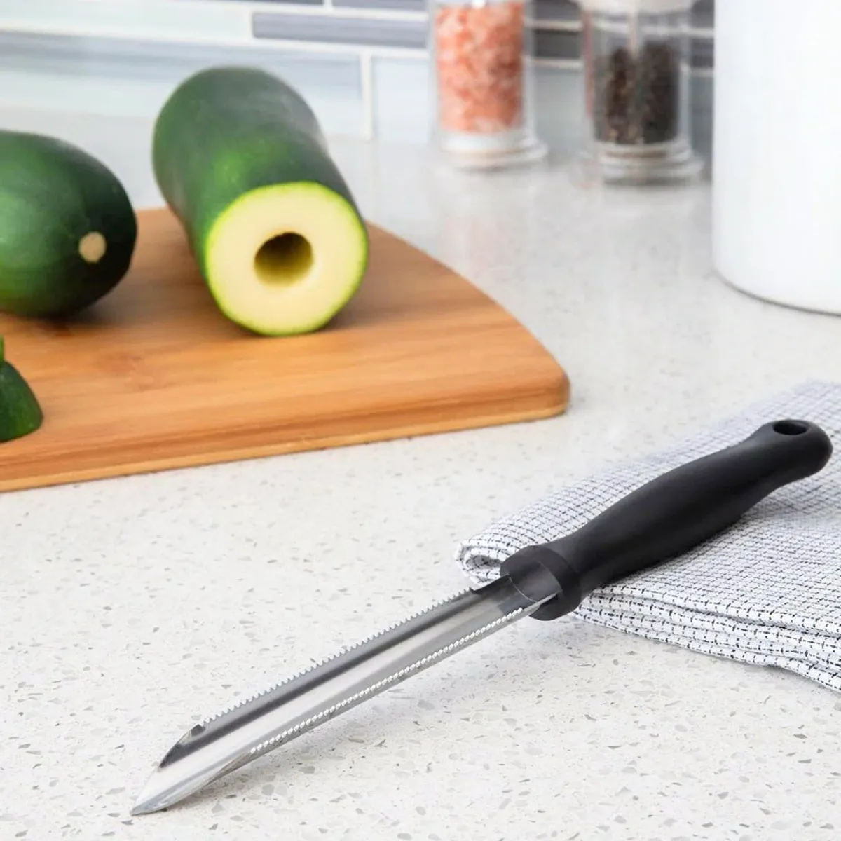 Cortador de Manzana OXO Good Grips: Acero Inoxidable de Alta Calidad, Diseño Ergonómico, Cuchillas Afiladas y Mango Antideslizante para un Corte Perfe