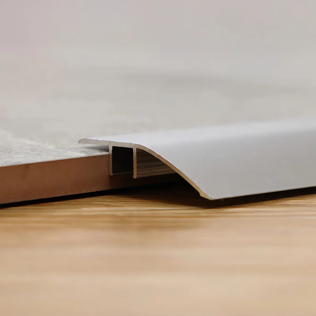 Tira de Transición de Piso de Aluminio de Alta Resistencia | Marca Genérica | Modelo T-Shape 90cm | Plata Mate | Para Umbrales y Pisos Laminados | Fác