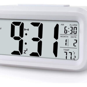 Despierta con Estilo y Precisión: Reloj Despertador Digital LED Blanco con Función Snooze. Marca GENIUS, Modelo X100, Pantalla Clara y Ajustes Intuiti