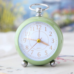 Despertador Analógico KIWOP Retro con Diseño Clásico, Alarma Fuerte y Luz Nocturna Verde, Reloj de Mesa Silencioso sin Tictac para Dormitorio y Oficin