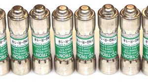 Protección Eléctrica Superior: Fusibles FNQ-R-10 CC-TRON, Paquete x10, 10 Amperios, 600VAC, Clase CC - Seguridad y Rendimiento Garantizados para tu Ho