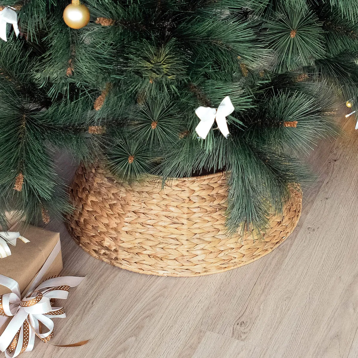 Collar Árbol de Navidad Cesta Natural Cubierta Marrón Jacinto - Adorno Navideño Sofisticado y Elegante para tu Hogar