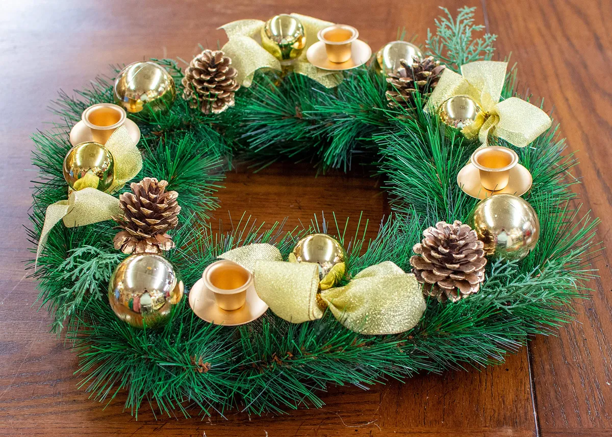 Corona de Adviento Decorada con Detalles Dorados, Elegante Adorno Navideño para el Hogar, 40.6 cm de Diámetro, Color Clásico