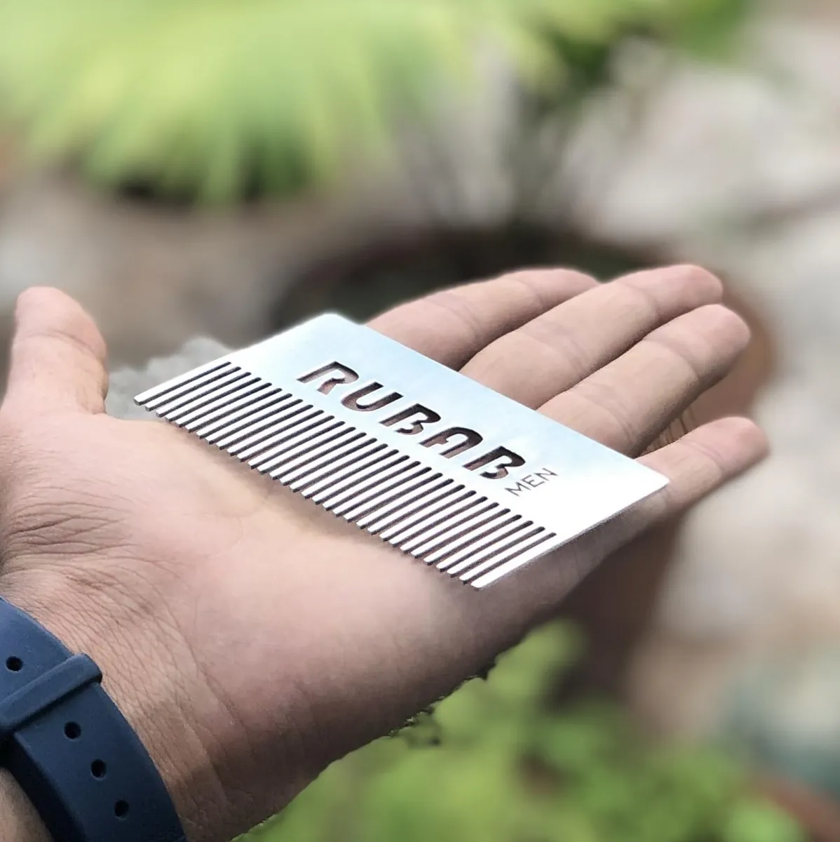 Peine de Lujo para Barba de Hombre con Diseño Remodelado - Acero Inoxidable Pulido para Aseo y Estilizado Profesional - Ideal para Barbas de Cualquier Longitud y Forma - Color Plateado Elegante