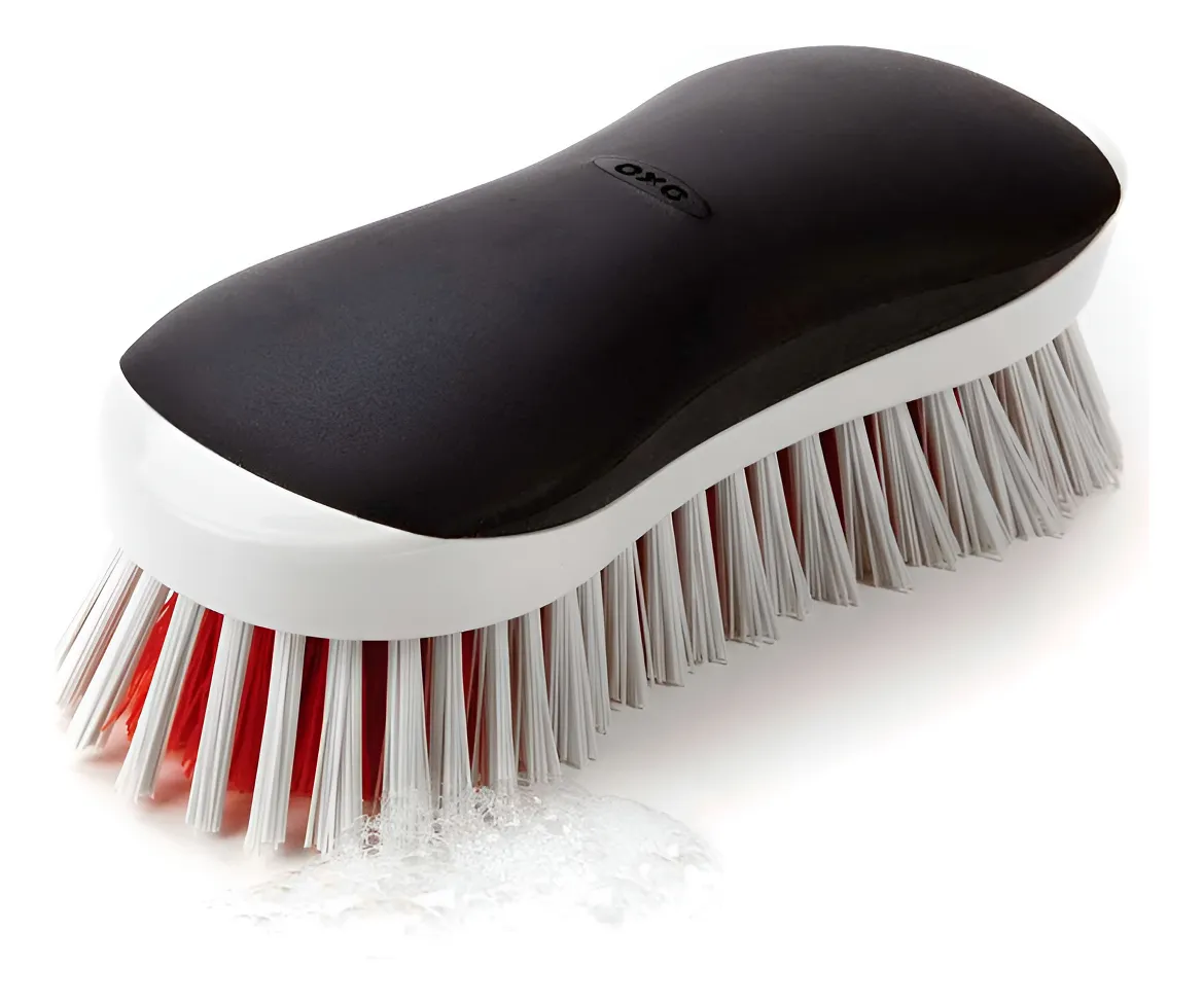 Cepillo de Limpieza Resistente Oxo Good Grips Blanco para Hogar | Mango Antideslizante y Cerda Dura para Superficies Difíciles | Duradero y Fácil de Usar