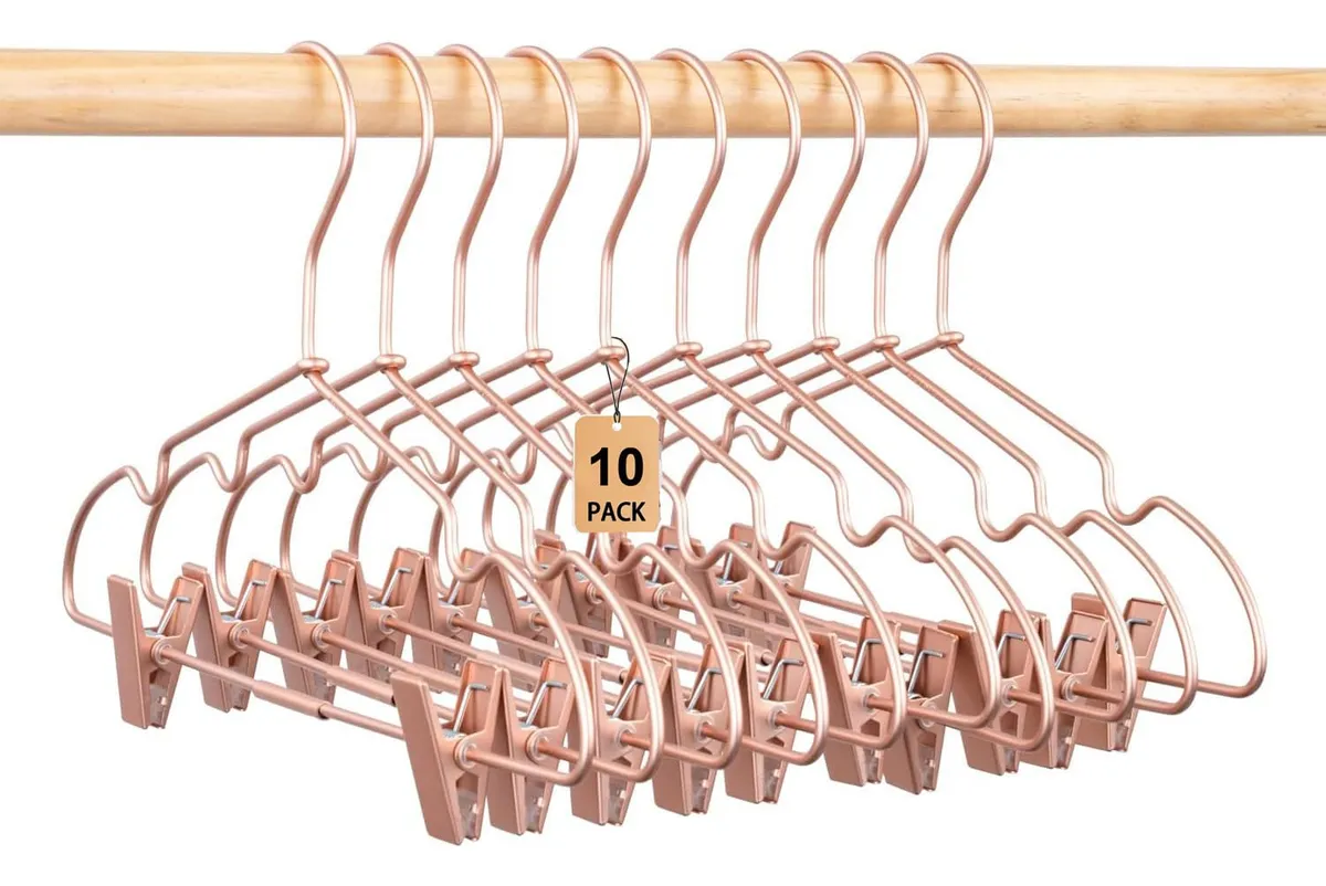 10 Perchas de Metal Oro Rosa con Clips para Ropa de Bebé - Perfectas para Colgar Prendas Pequeñas - Elegante Acabado Dorado para Organización Infantil